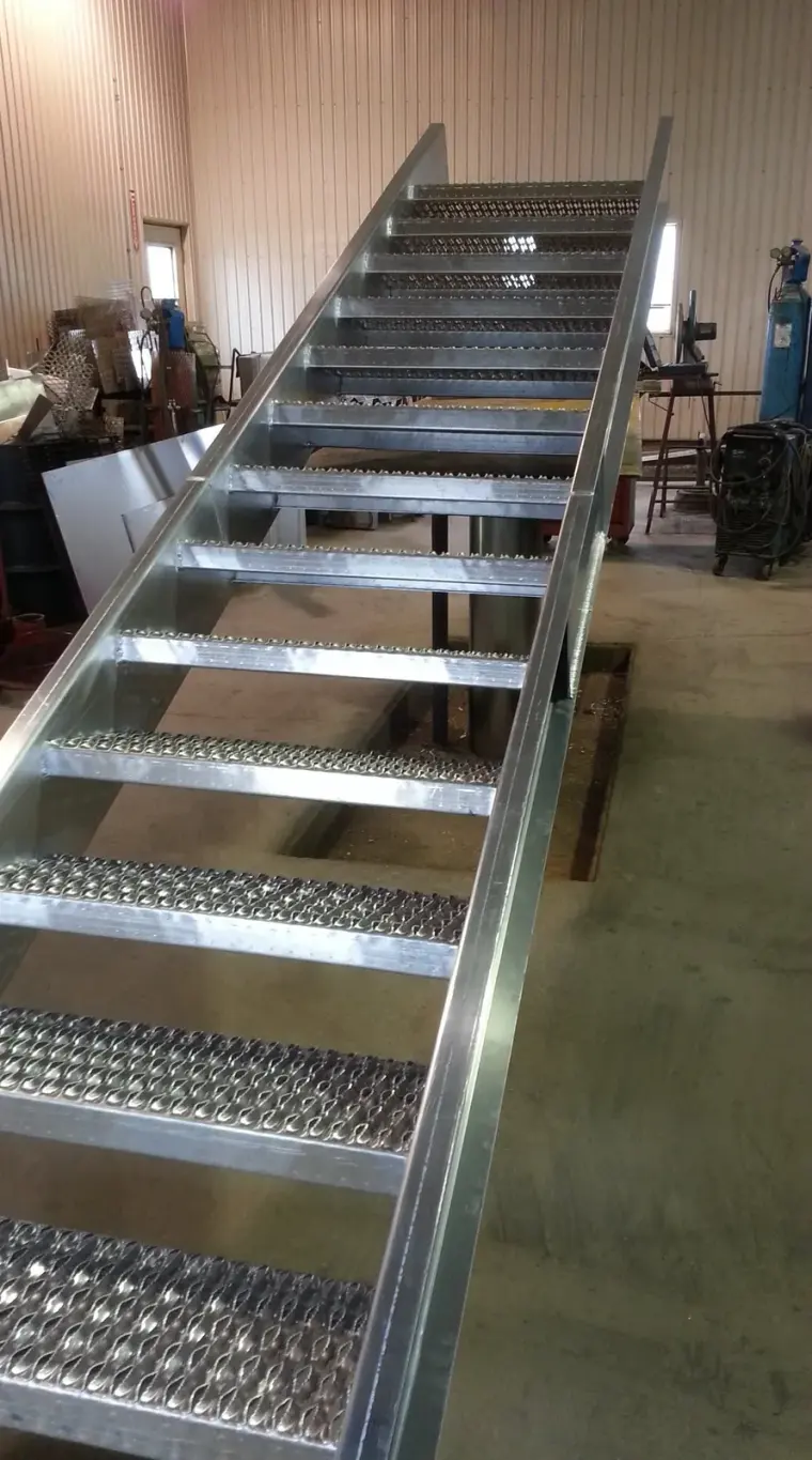 Escalier d’aluminium monté dans l’atelier