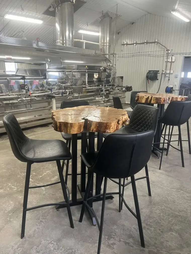 Tables de bar : piètement d’acier, plateau de bois massif