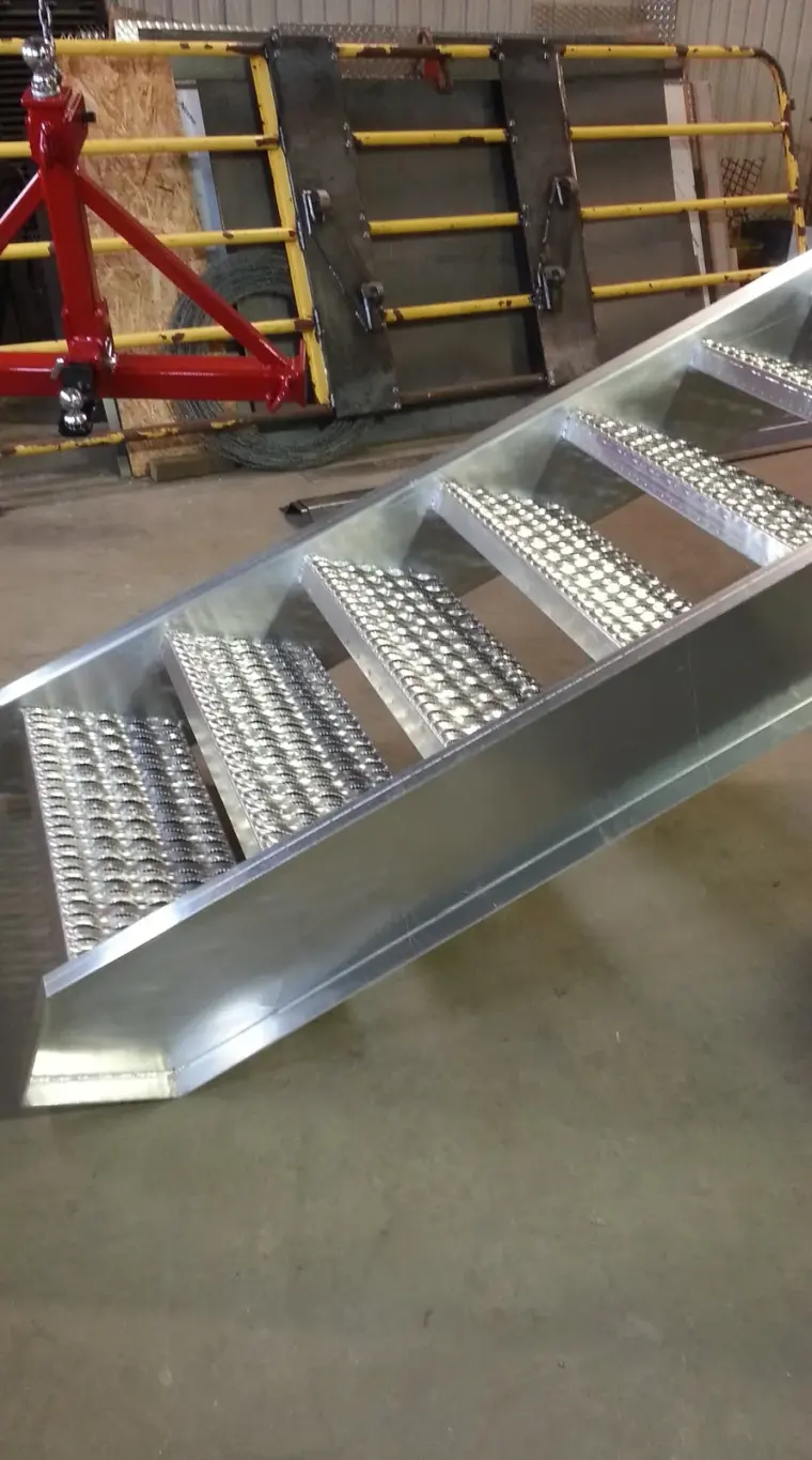 Marches antidérapantes soudées sur le limon d’aluminium