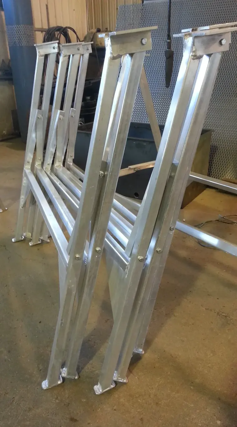 Chevalets d’aluminium : pieds soudés, jonctions boulonnées