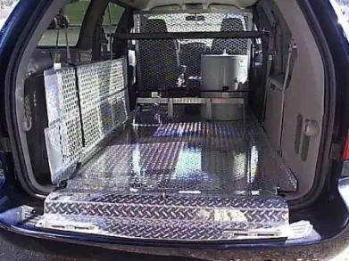 Plancher et rampes d’aluminium damier, aménagés dans une fourgonnette