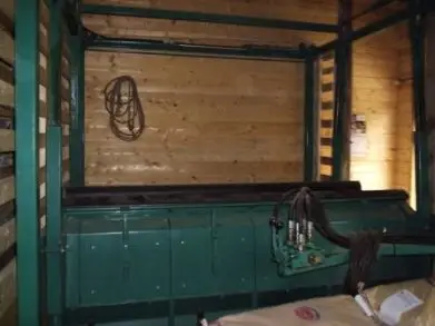 Caisse d’épandage et vérins hydrauliques, dans un bâtiment de ferme