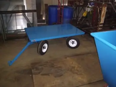 Chariot d’atelier en acier, plateau et roues