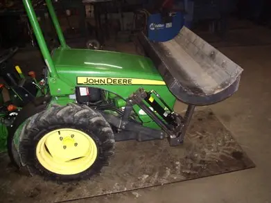 Godet monté sur le chargeur d’un tracteur