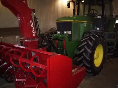 Souffleuse à neige attelée à un tracteur