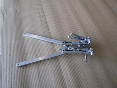 Bras d’aluminium et pinces, usinés puis soudés